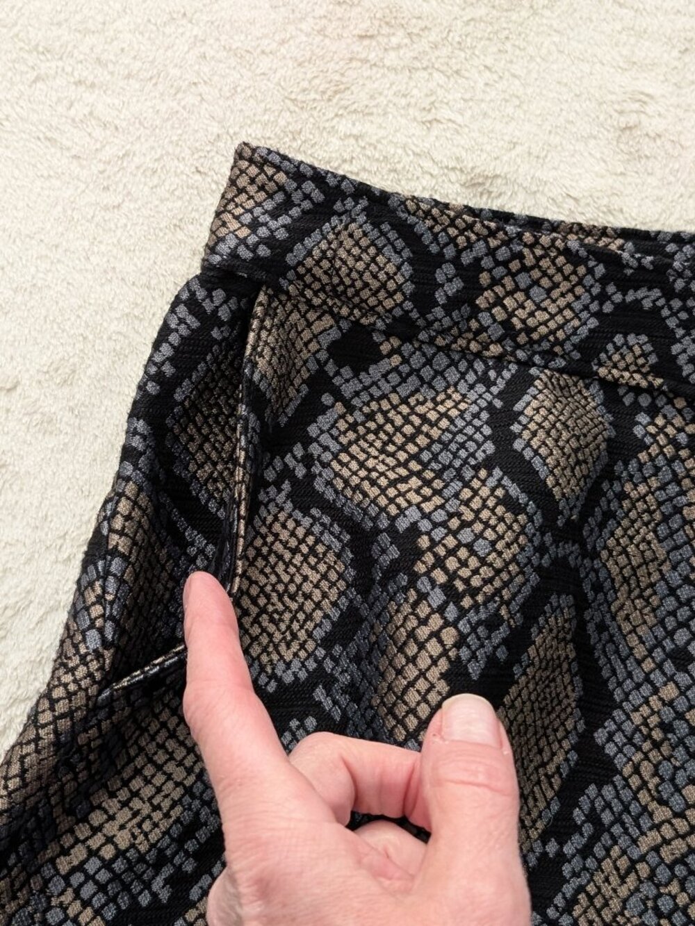 NWT Express Snake Skin Mini Skirt, Size 6 - Picture 3 of 4